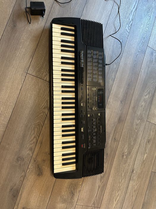 Orgão Musical Roland E-14 em excelente estado.