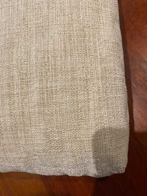 Grande almofada , em tons de bege, com capa amovível e lavável