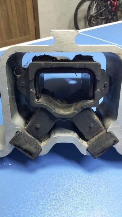 Подушка двигуна Рено Логан