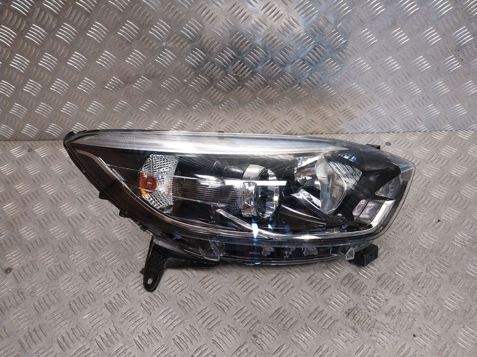 Renault captur i lampa przód prawy