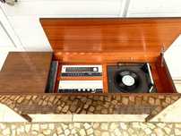 Rádio gira-discos a funcionar vintage