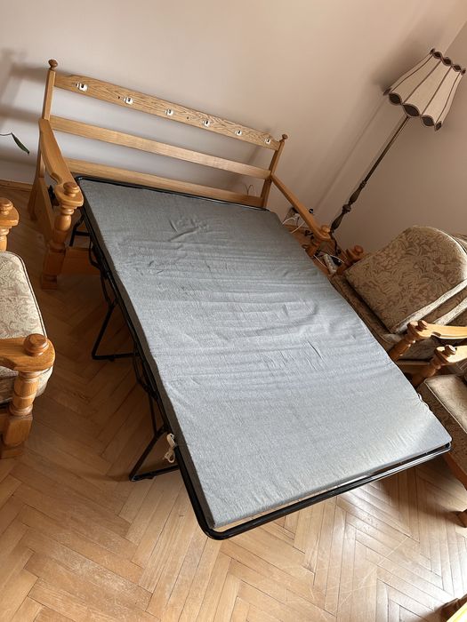 Dębowy zestaw wypoczynkowy sofa z funkcją spania, trzy fotele i stolik