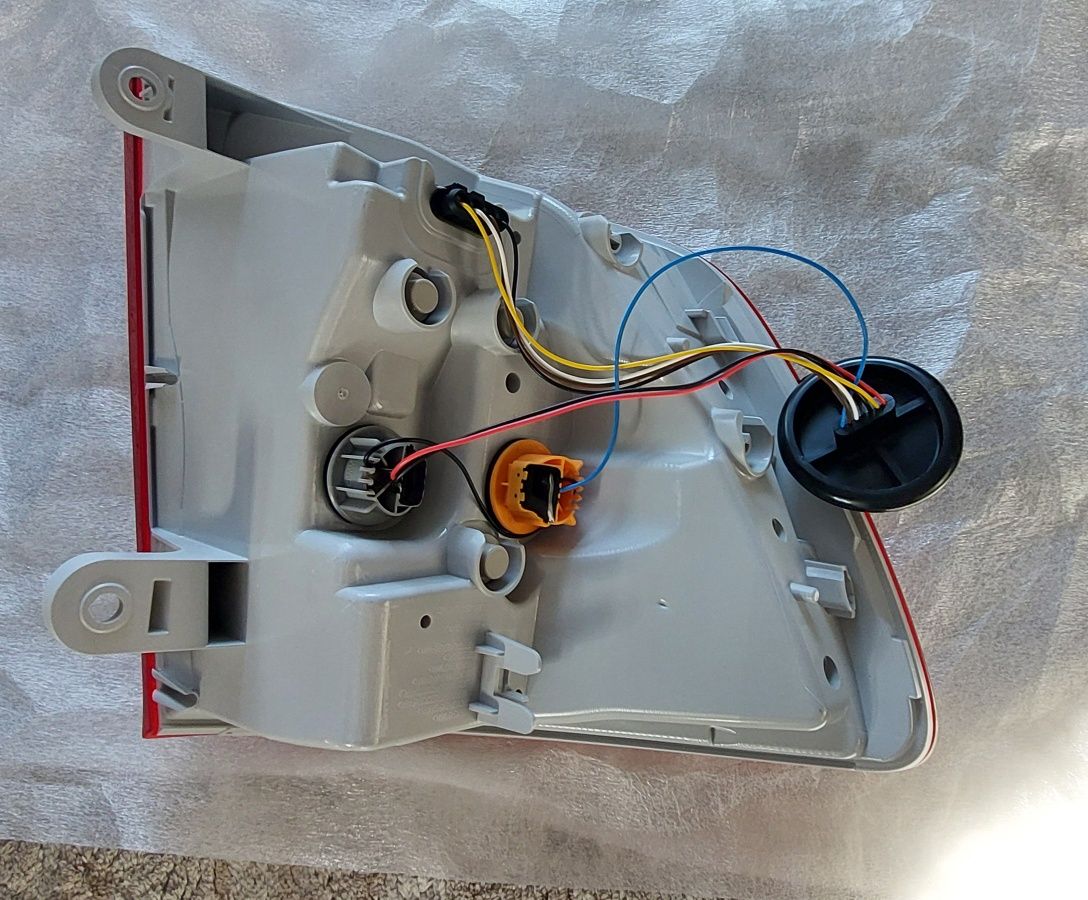Lampa  oryginalna tylnia prawa Skoda Superb 2 kombi po lifcie
