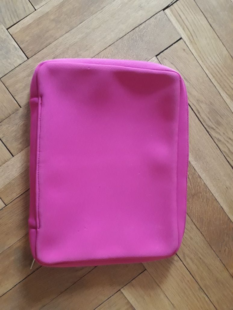 Piankowy pokrowiec na laptopa różowy w czarne kropki 15'