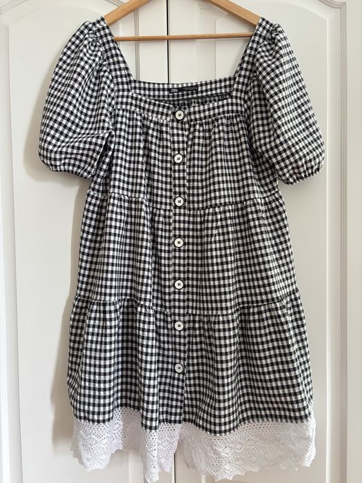 Sukienka w kratkę z guzikami i koronką ZARA