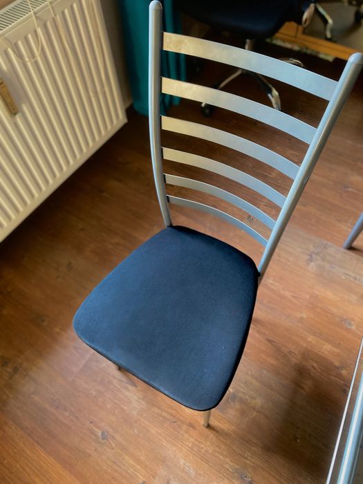 Szklany stół i 4 krzesła ( 120 x 76 x 76 )