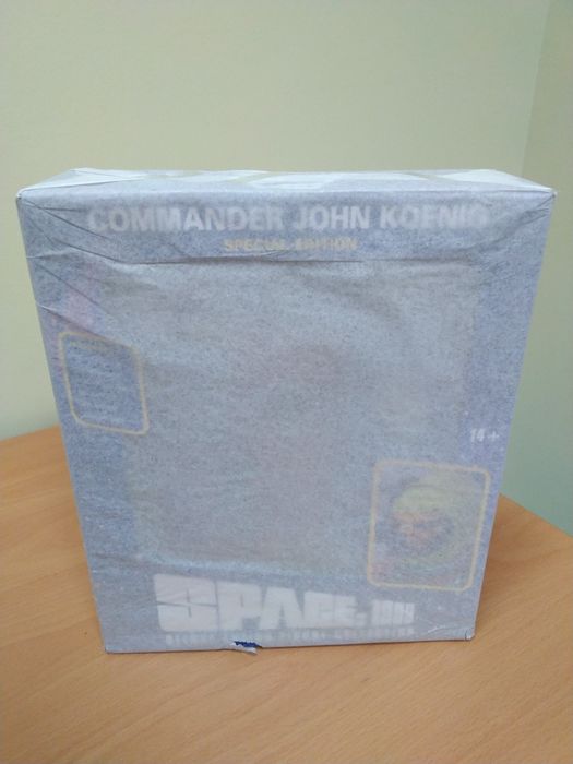 Espaço 1999: Figura John Koenig da Sixteen 12