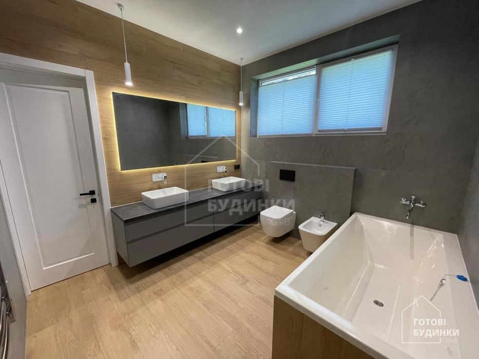 Сучасний будинок серед соснового лісу в КМ Нова Ходосівка