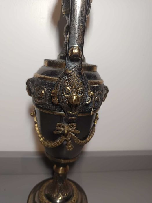 Jarra Decorativa em Estanho Ornamentado – Peça de Charme Clássico