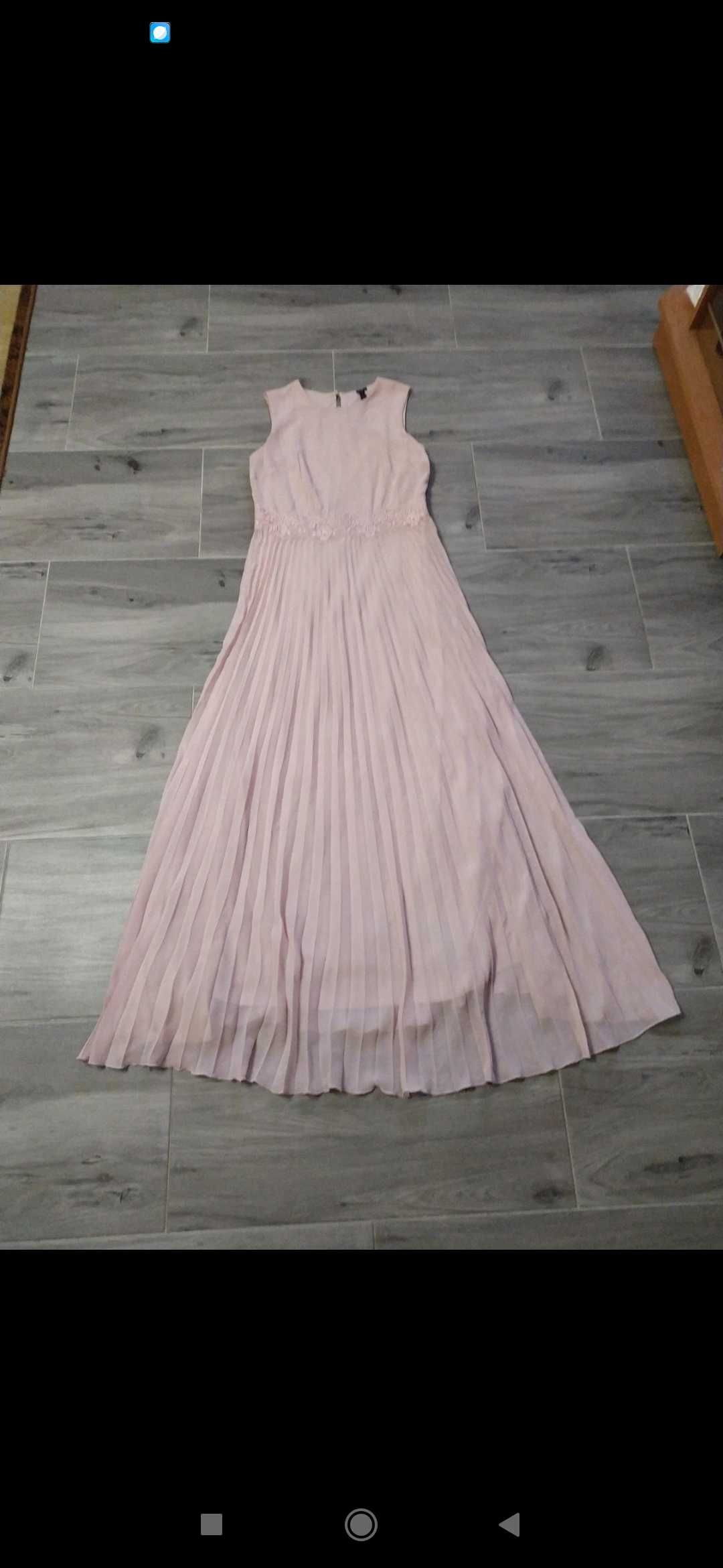 Piękna sukienka z plisowany dołem