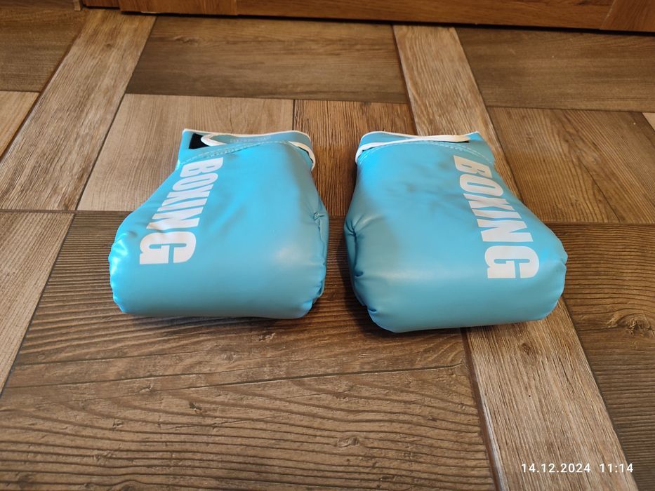 Nowe błękitne rękawice bokserskie