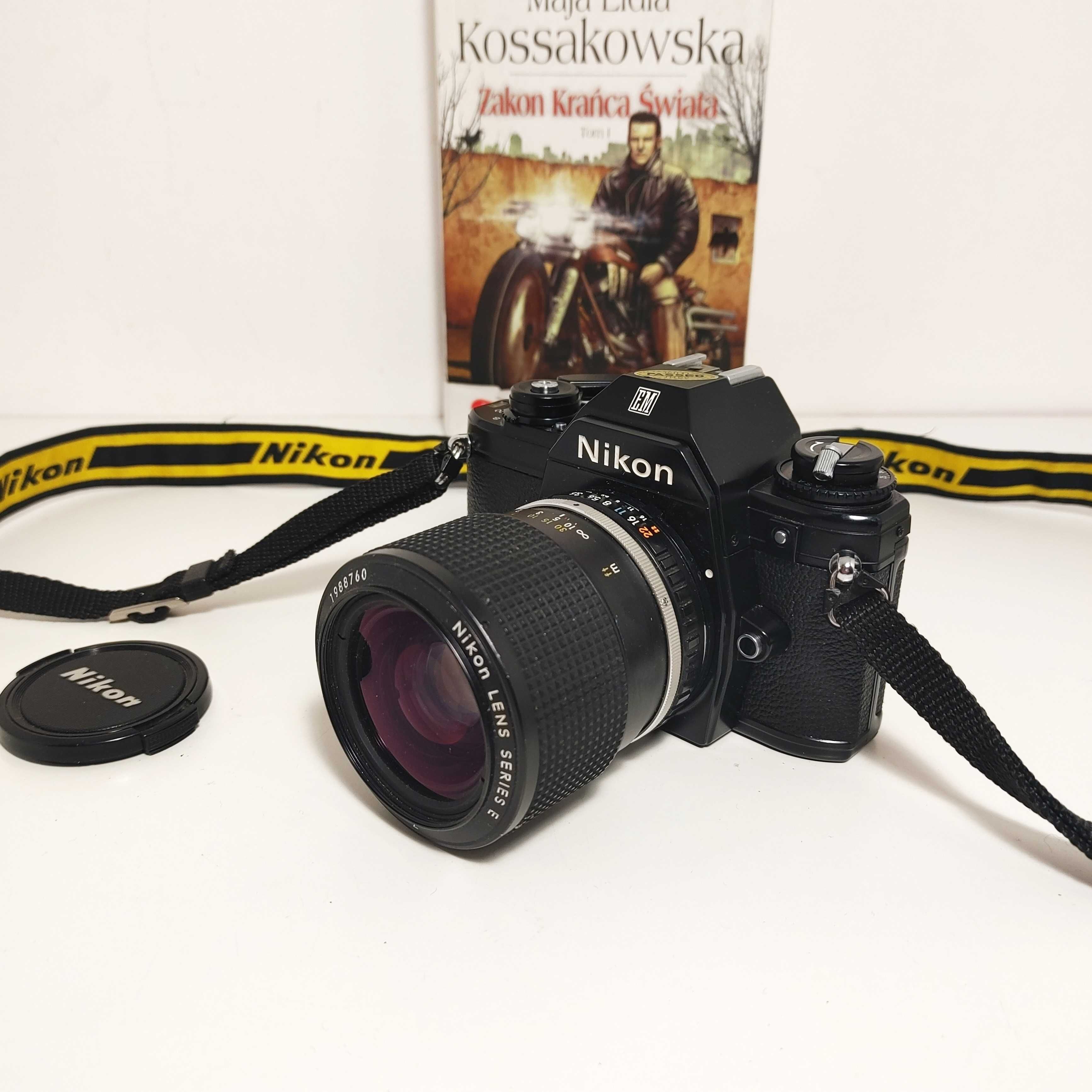 Niezawodna Lustrzanka NIKON EM z Nikon Lens Series E 36-72 mm 1:3,5