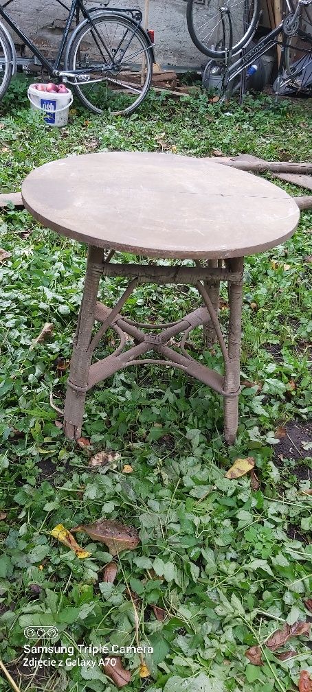 Stary wiklinowe stolik