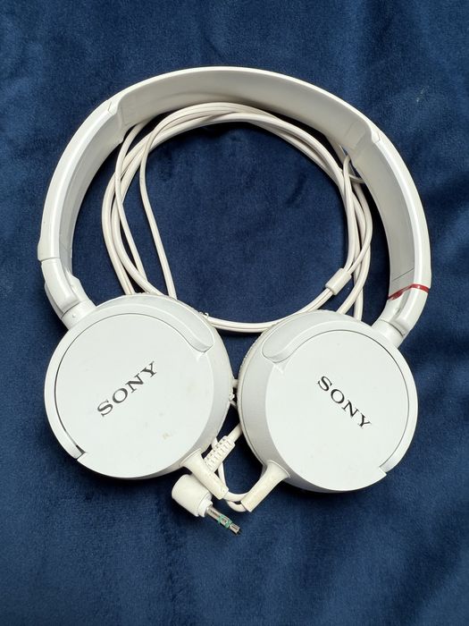 Białe słuchawki Sony, oldschoolowe słuchawki basowe Sony