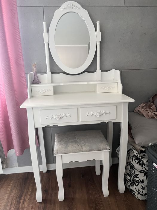 Biala tolaletka z taboretem