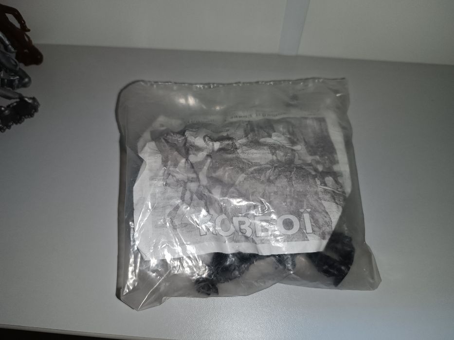 Солдатики ковбои дзи. Запечатанные. Редкий вкладыш.