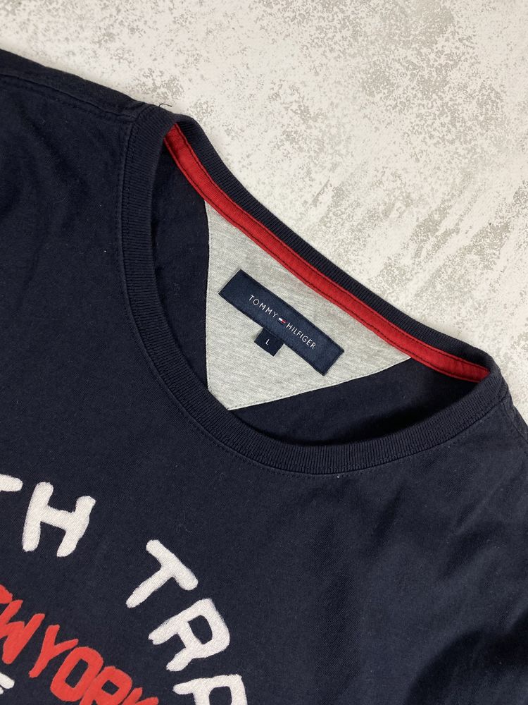 Темно-синя футболка tommy hilfiger з виразним брендингом – стиль