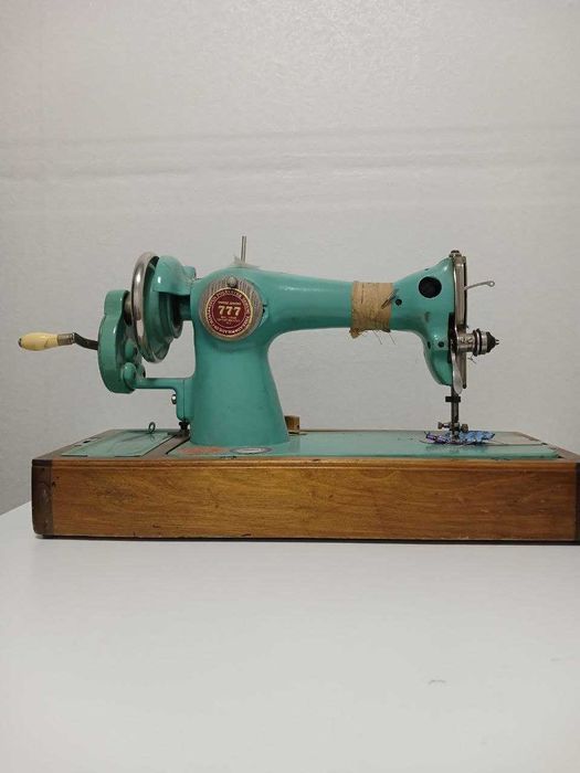 Ручная швейная машинка Подольск (полностью рабочая) в оригин. футляре