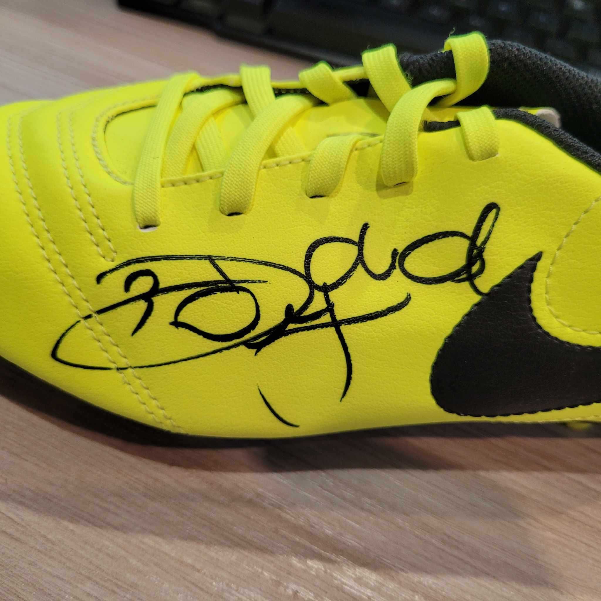 But Nike z podpisem piłkarza Chelsea F.C. David Luiz. Autograf podpis