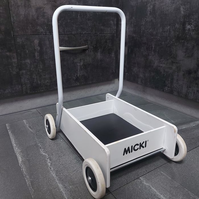 drewniany pchacz do nauki chodzenia marki Micki.