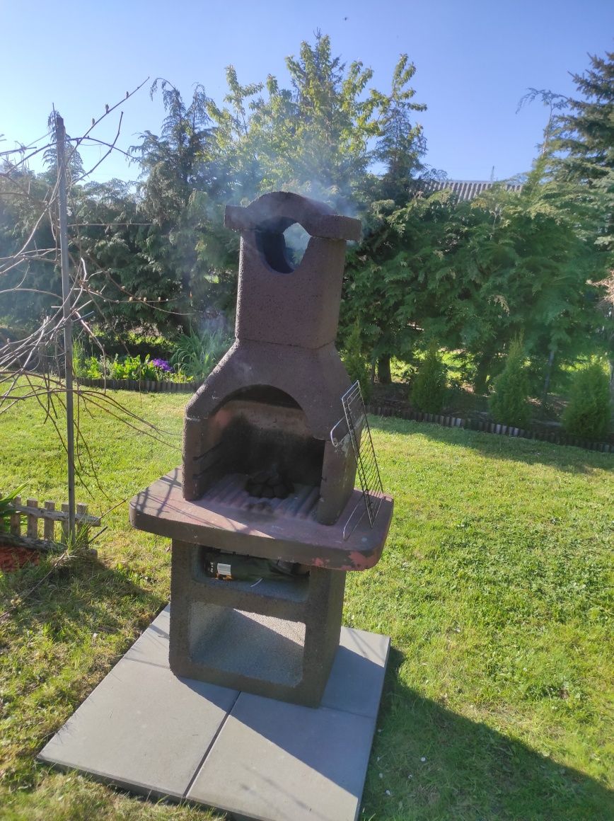Grill betonowy, z elementów.