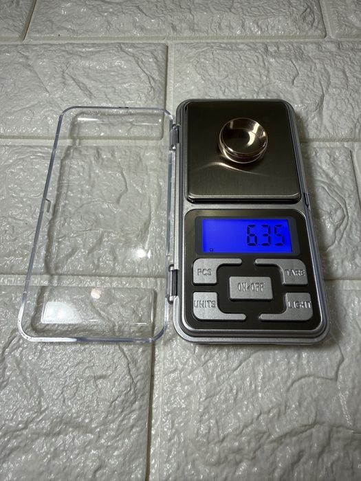 Золотое обручальное кольцо