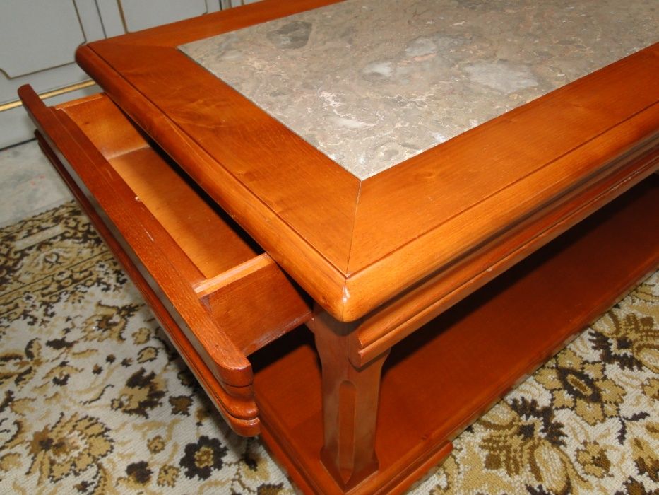 Mesa de centro em madeira com tampo em pedra e duas gavetas - óptimo e