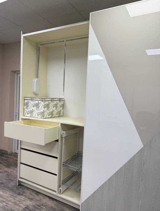 Продається виставкова шафа