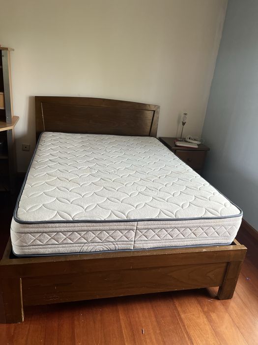 Cama 145x200 com mesas de cabeceira e colchoes