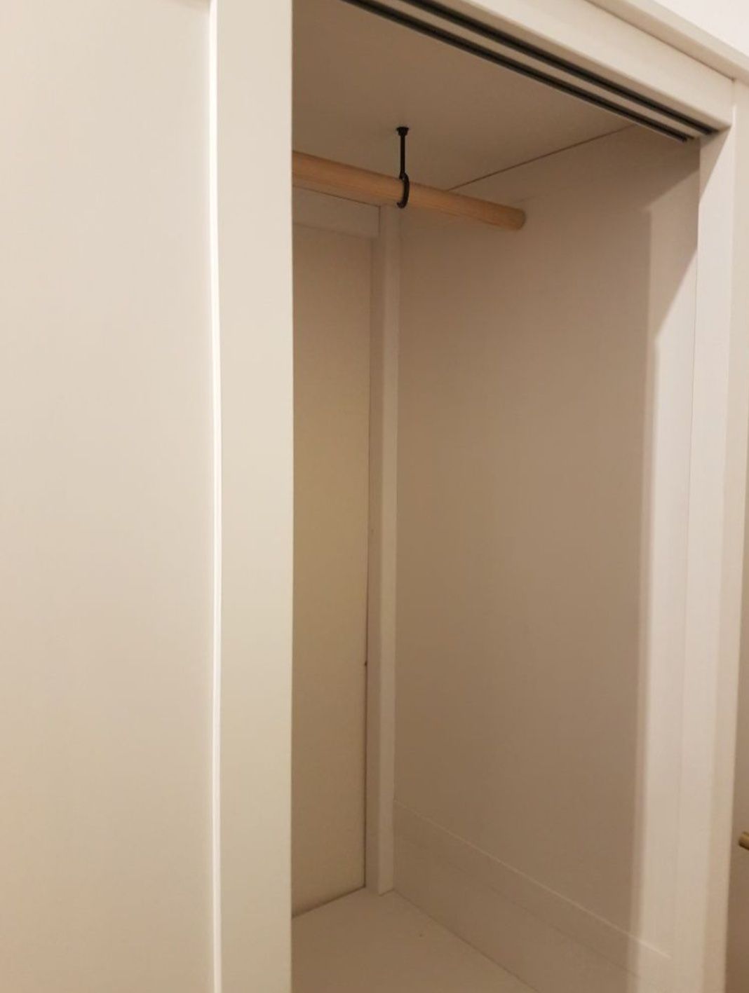 szafa biała ikea hemnes z przesuwanymi drzwiami
