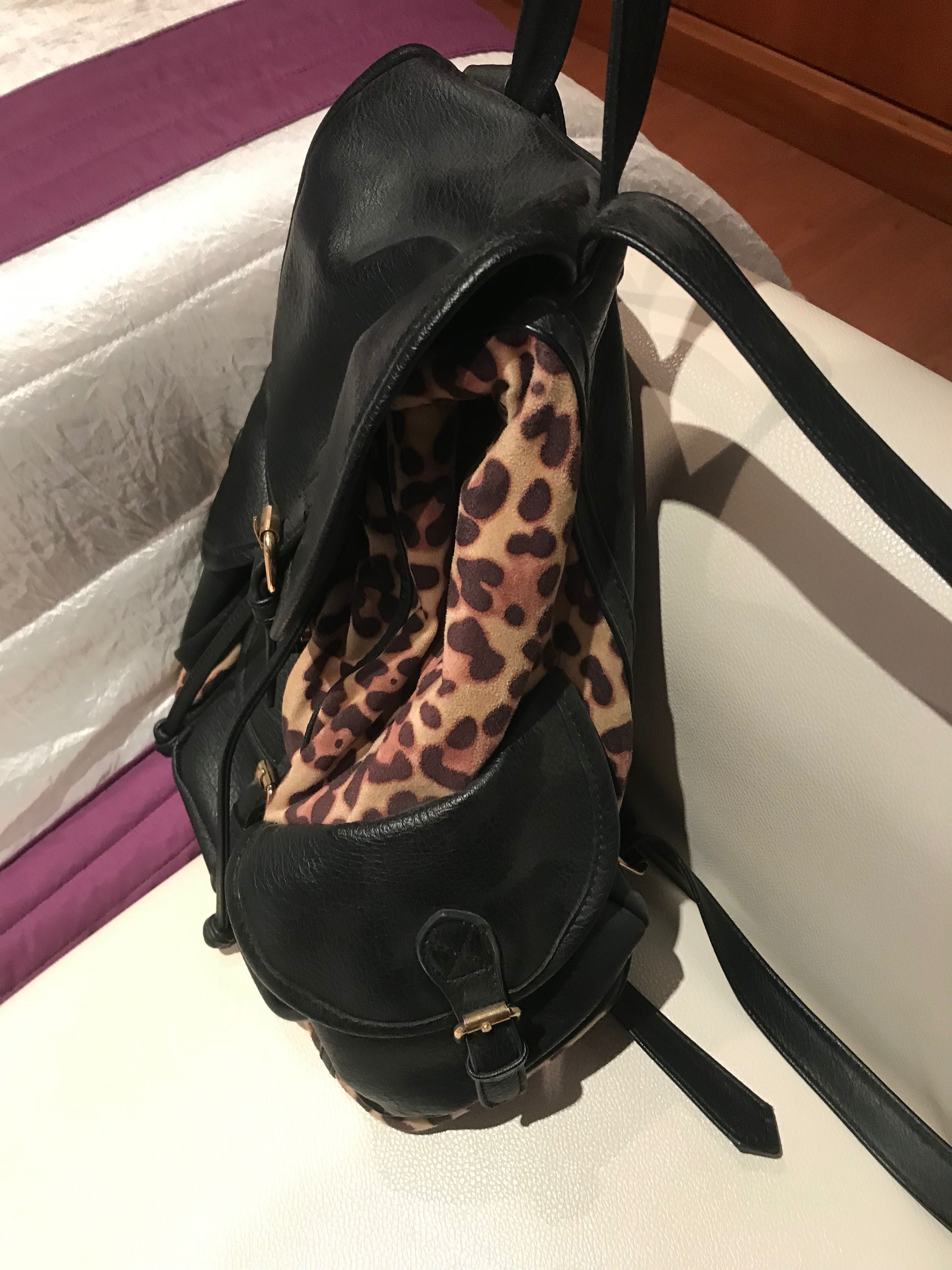 Mochila estilo mala preta com animal print