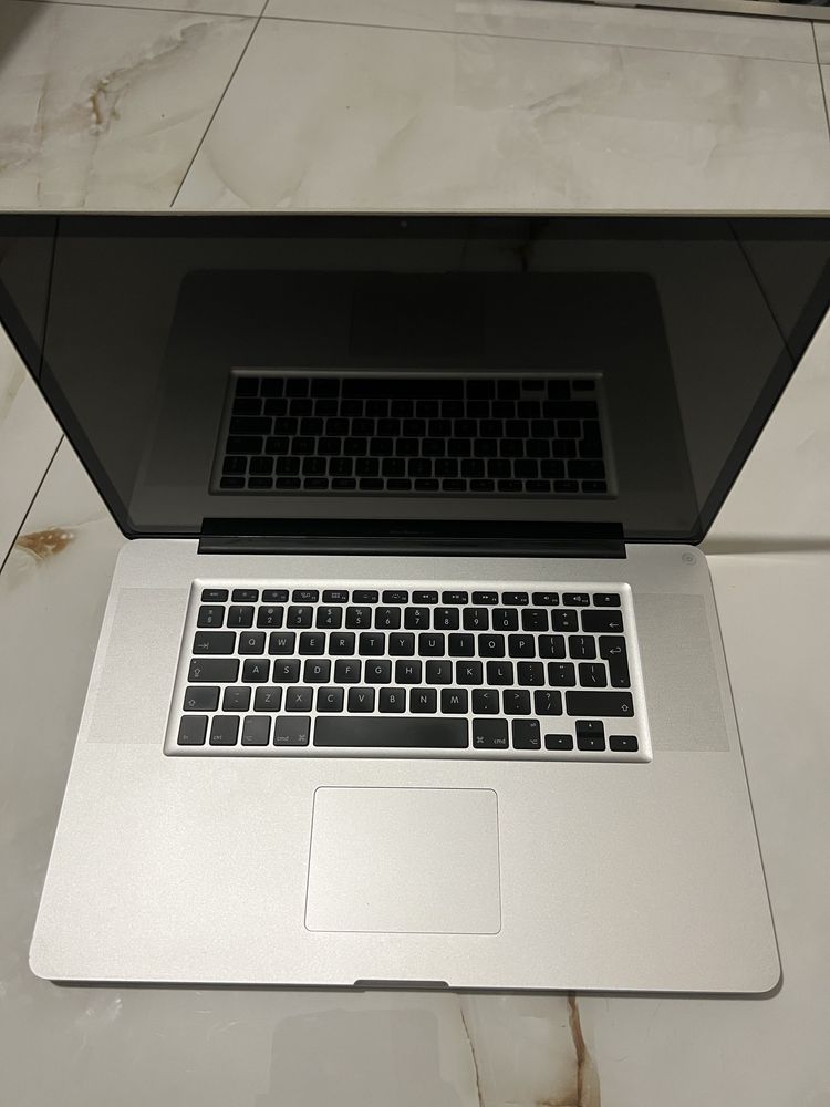 Macbook Pro 17 i7 2.3 16GB 500GB HD 6750