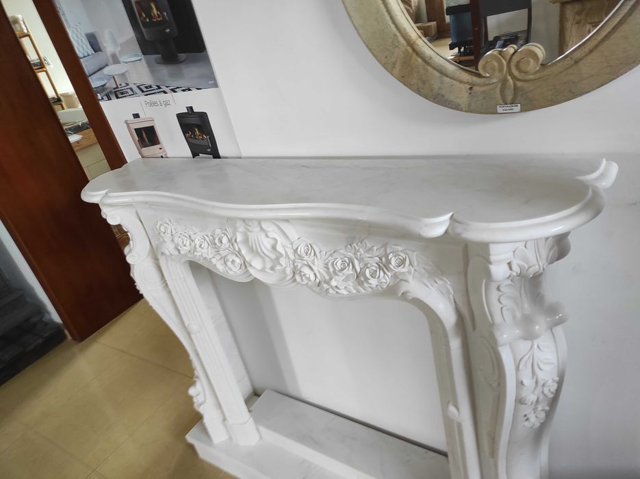 Portal kominkowy P33W biały marmur bogato zdobiony montaż