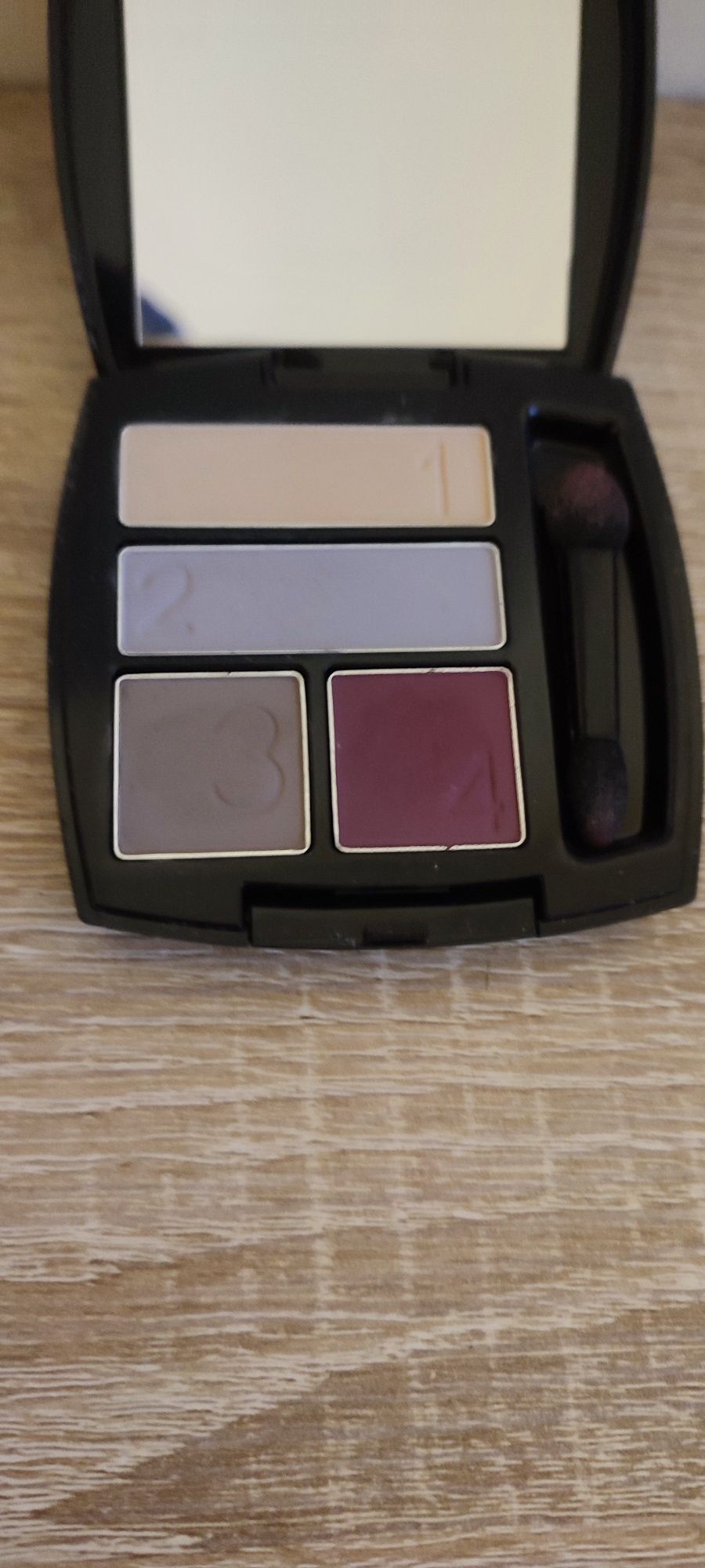 Piękne poczwórne cienie do powiek Avon True Colour Modern Romance