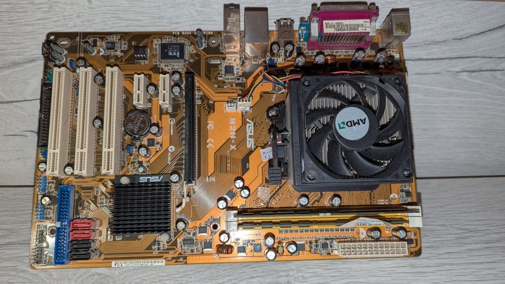 Продам материнську плату до комп'ютера з процесором 3.0GHz (3000se.)