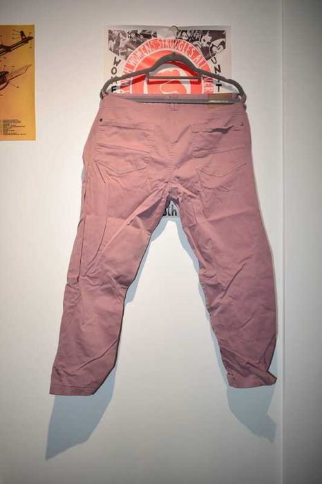 różowe spodnie straight skinny fit