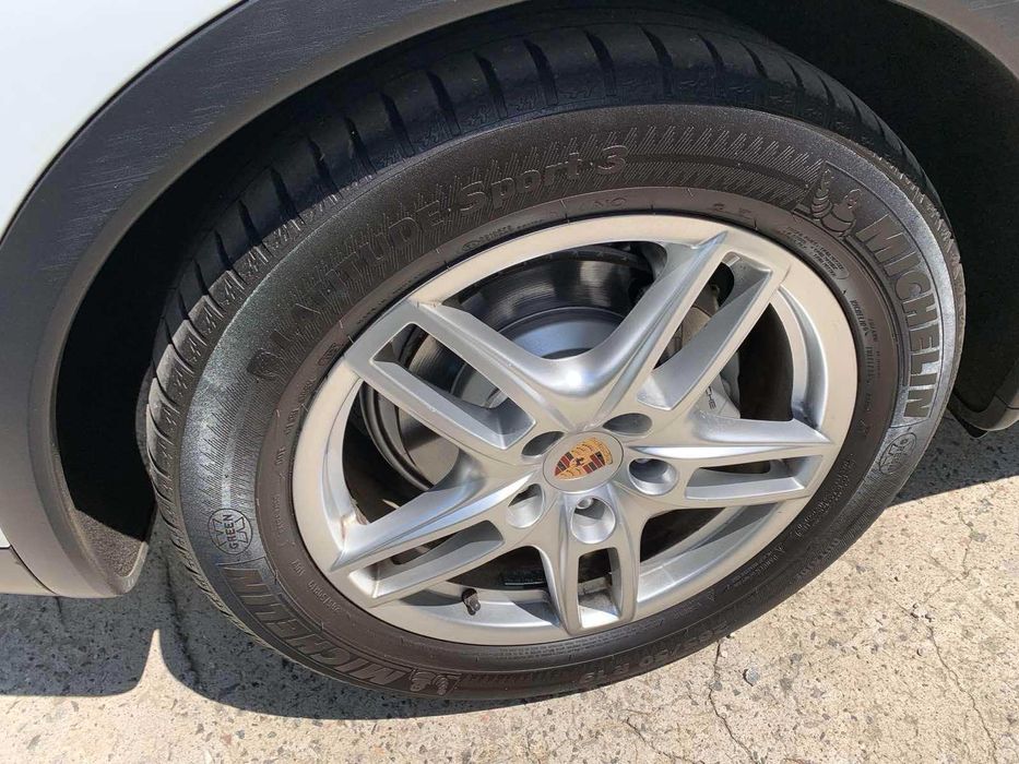 Porche Hybrid спорткар.