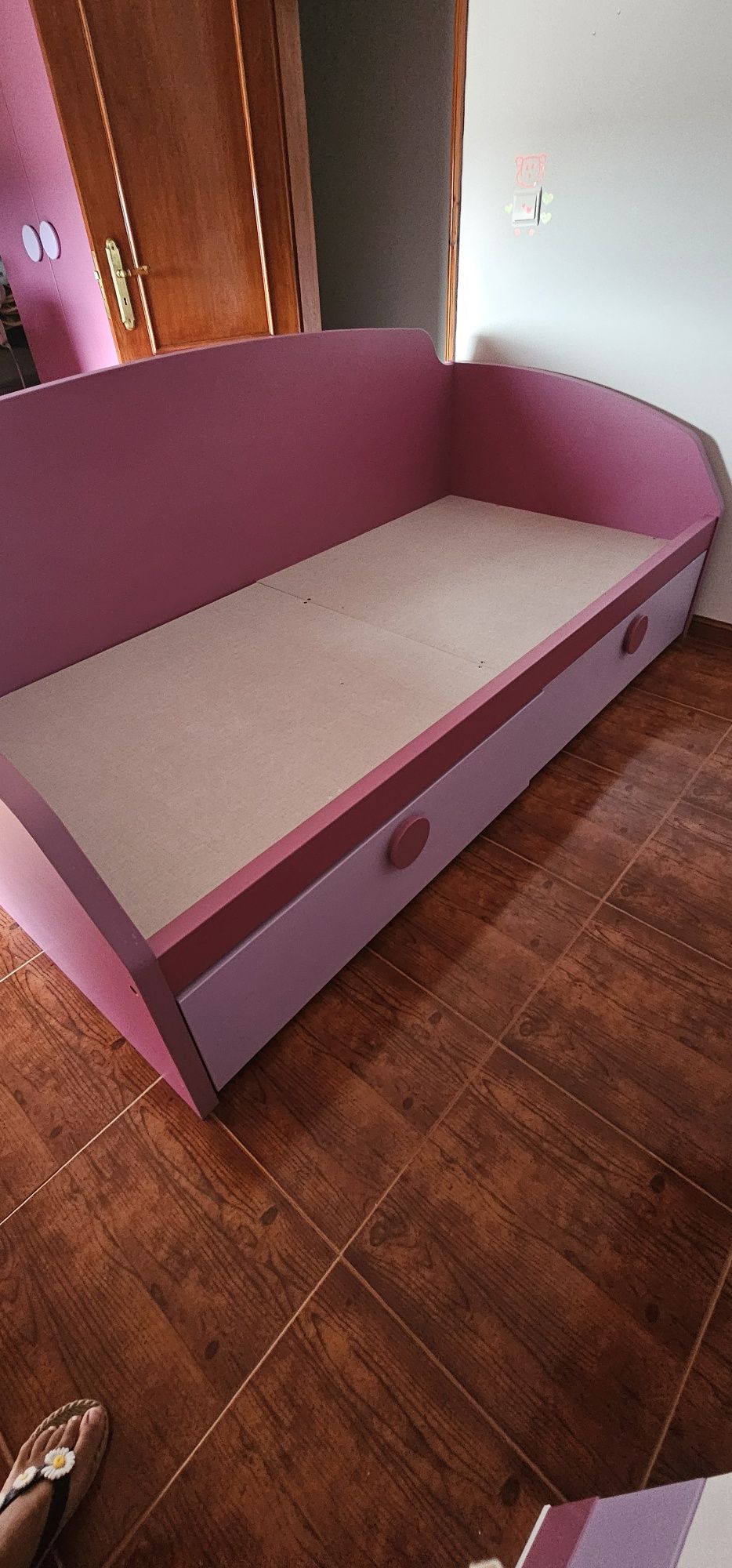 Cama de criança com gavetas