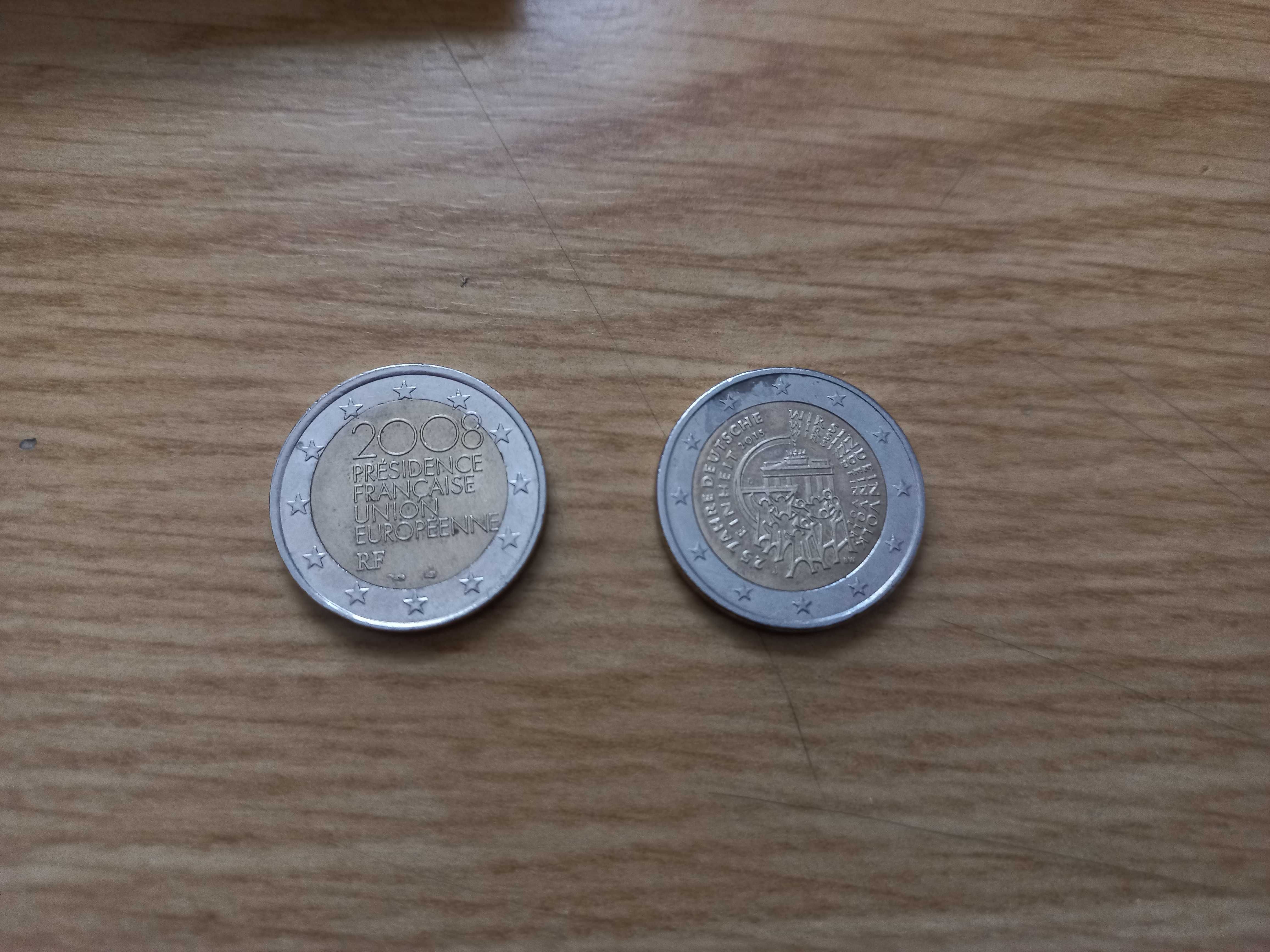 Duas moedas de dois euros comemorativas