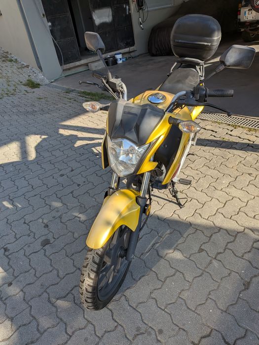 CB125 F - Amarela