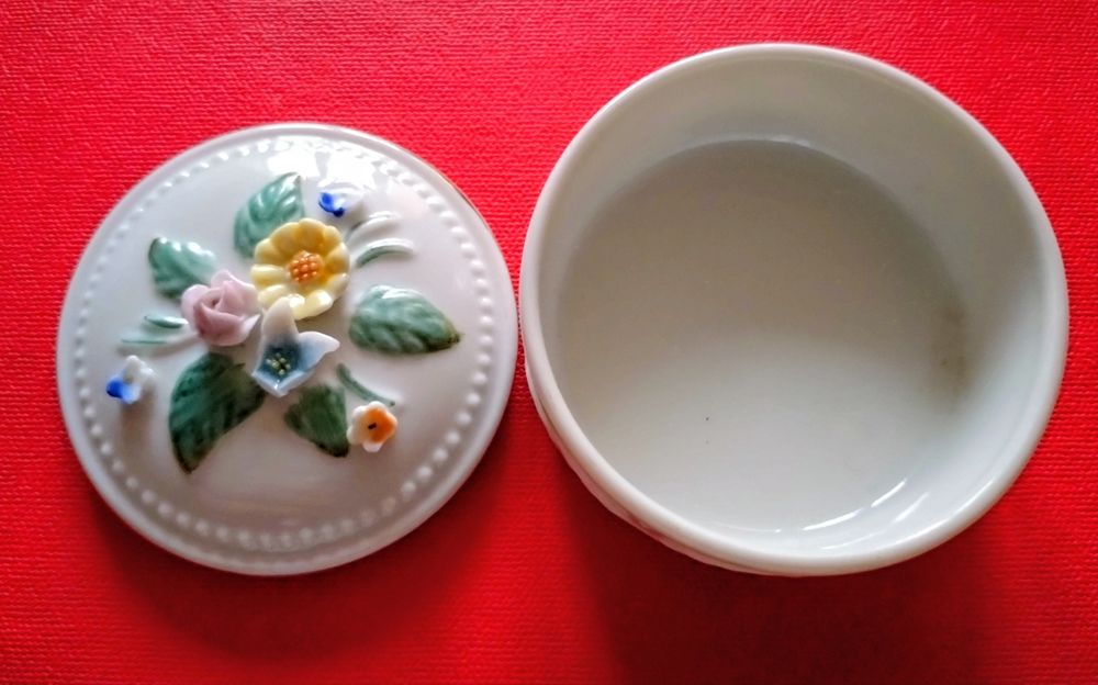 Małe puzderko, szkatułka, pigularz. Ozdobne na biżuterię