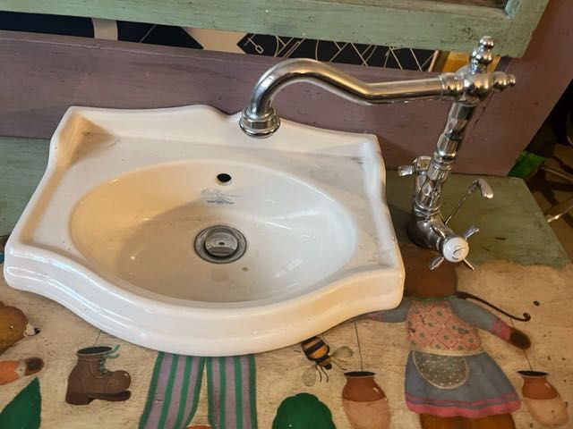 Komoda ,szafka dziecięca do łazienki z umywalką,lustrem,kranem