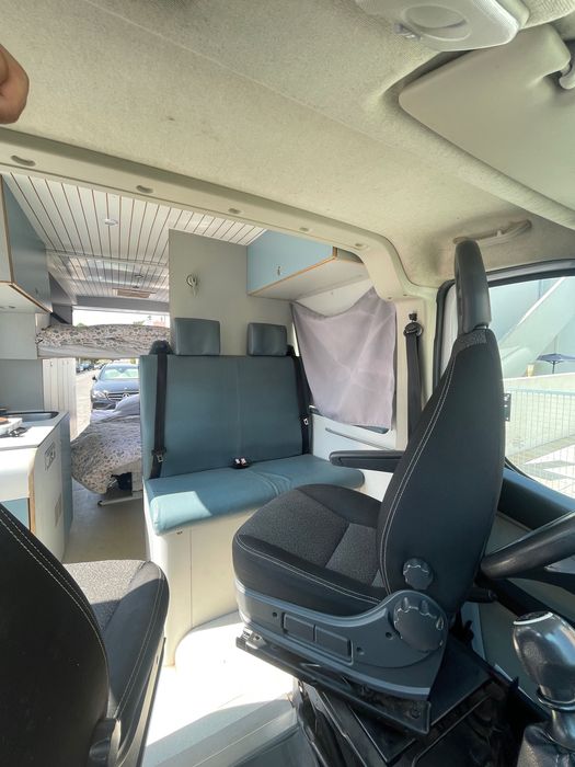 Autocaravana com duas camas de casal e WC