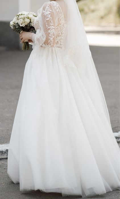 Весільна сукня.