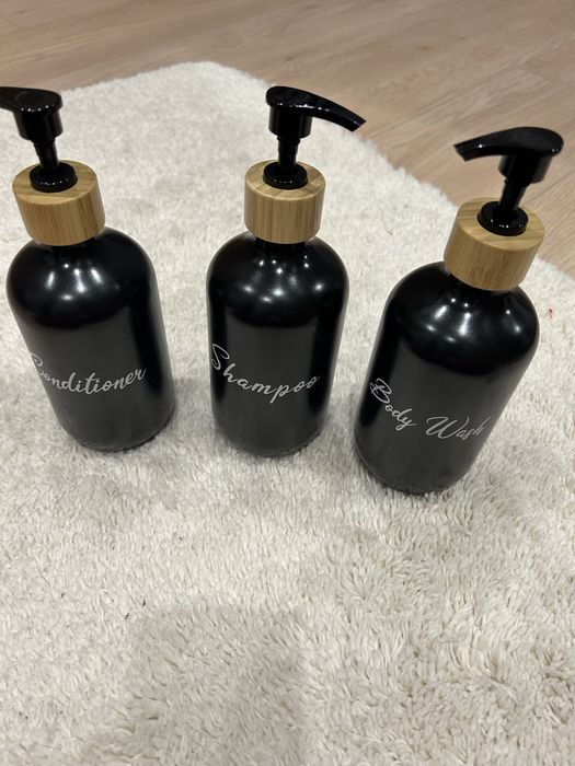 Бутылочки в ванную пластиковые с бамбуковой крышкой.