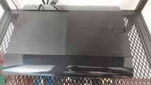 PS3 com comandos e jogos
