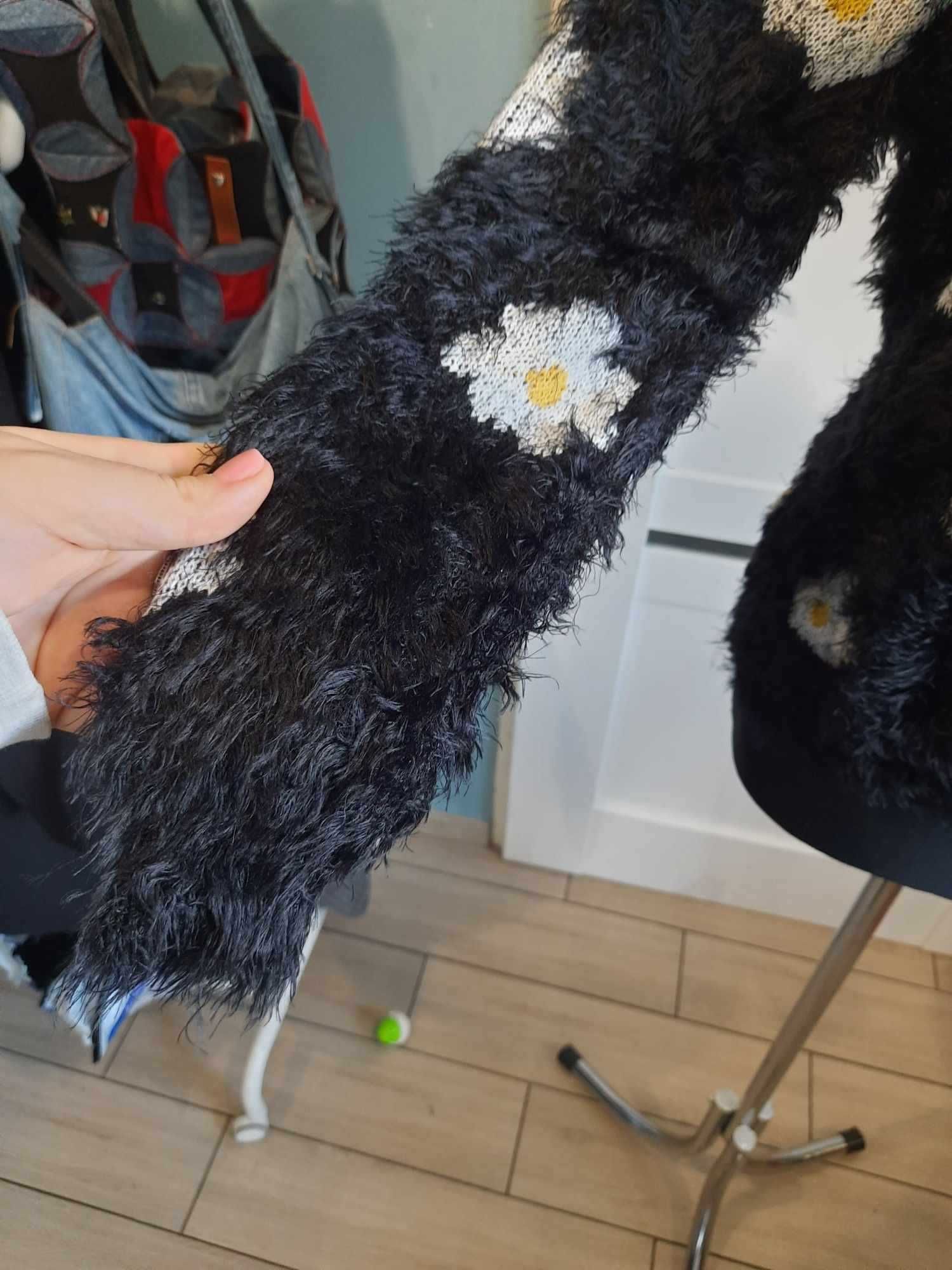 Sweter w stokrotki