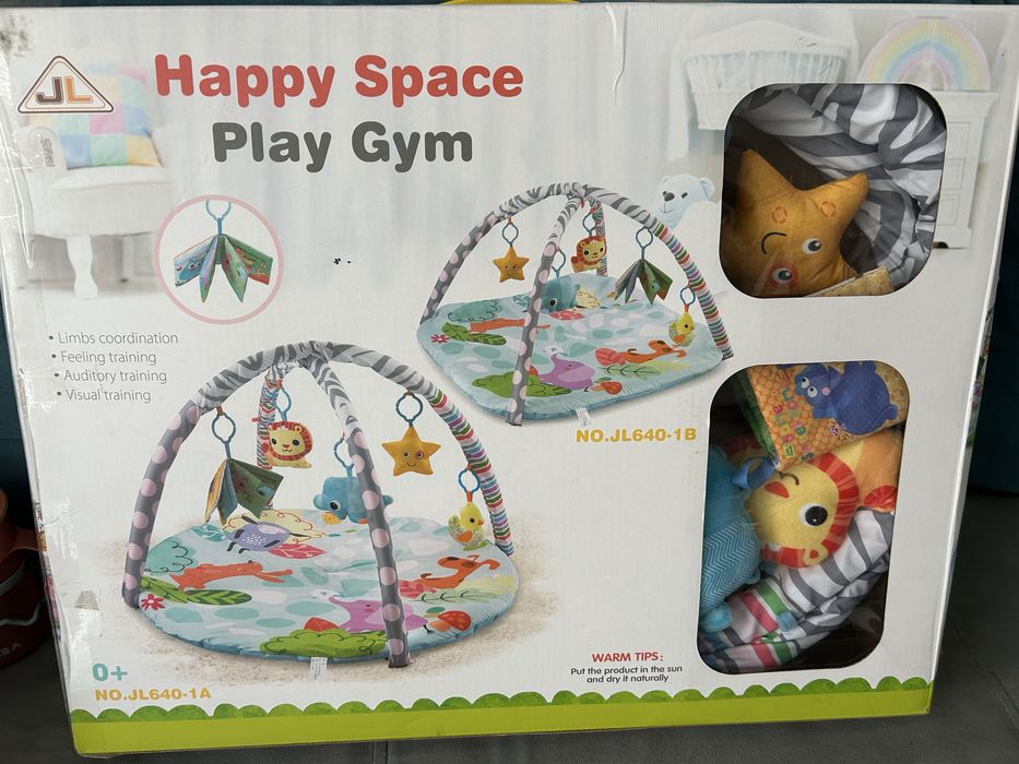 Розвиваючий килимок для немовлят із підвісними іграшками.