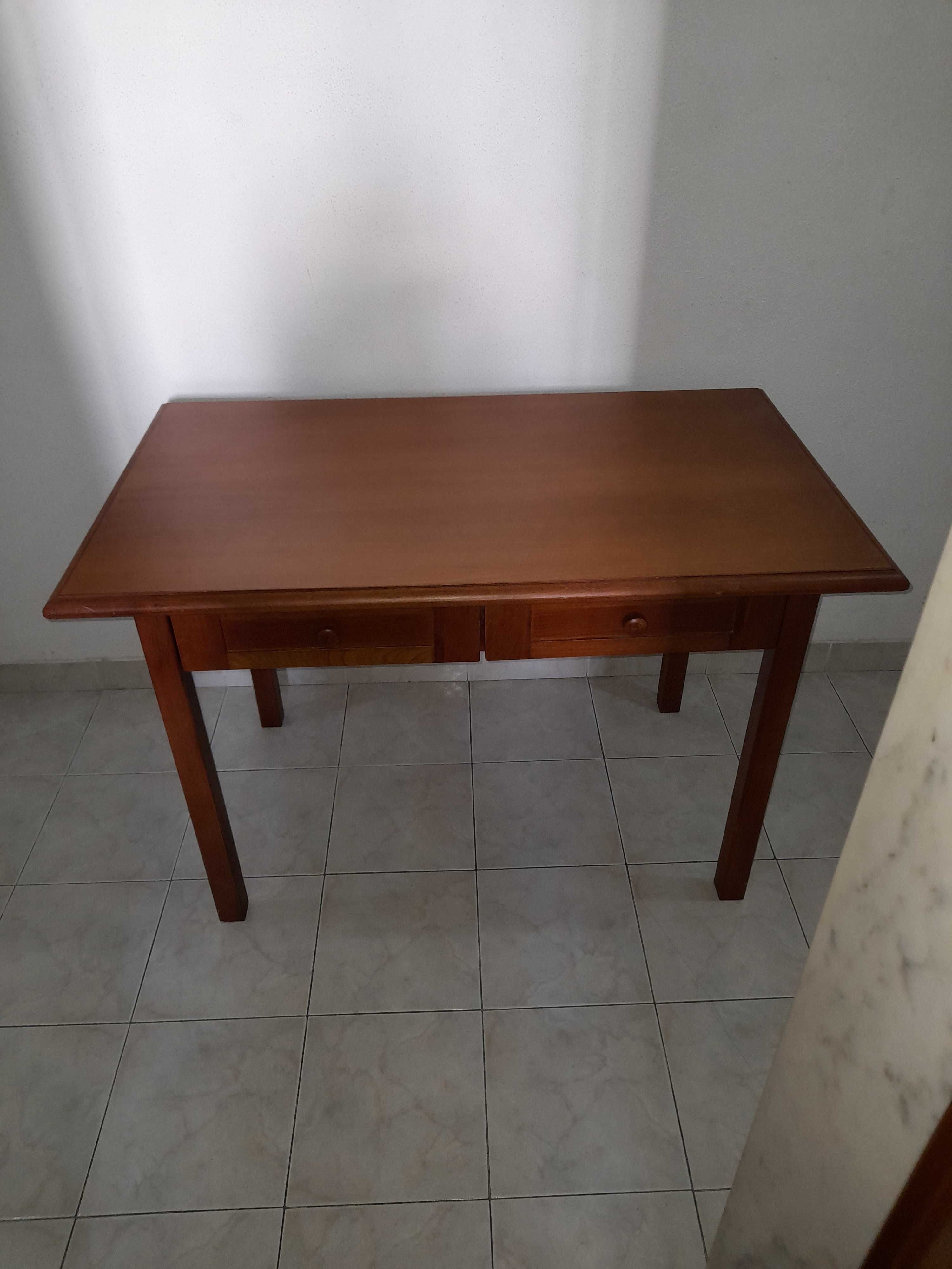 Mesa de cozinha,ou salamadeira maciça, com duas gavetas, ler descrição