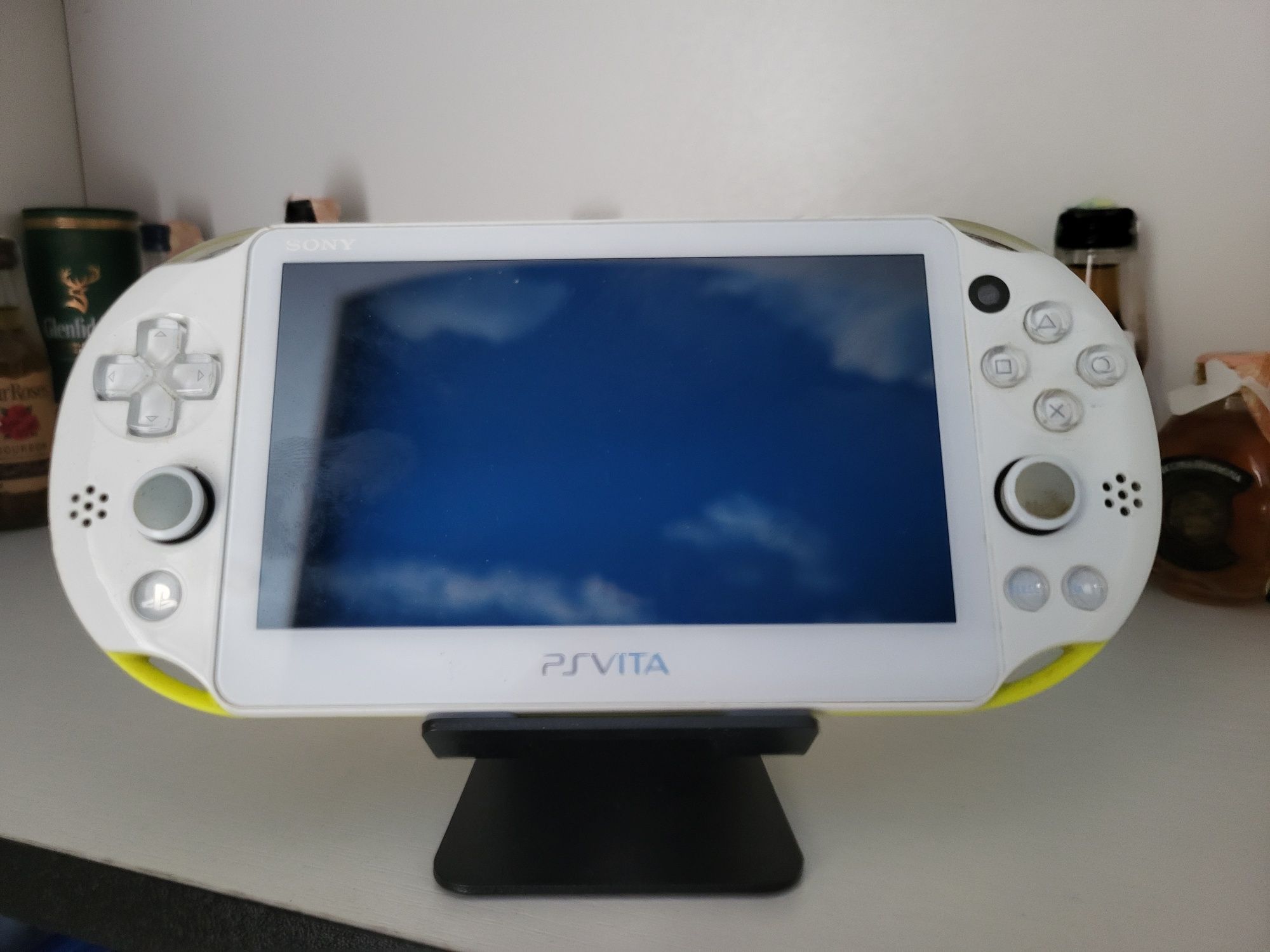 Продам PS Vita 2000 ( slim )